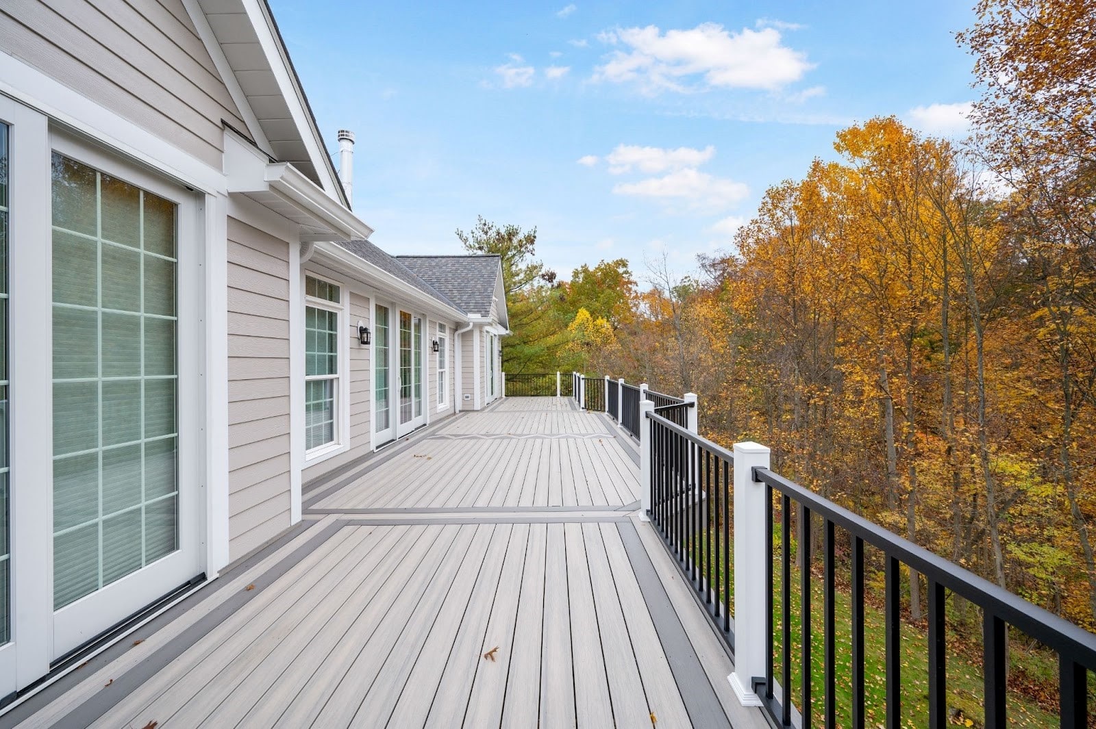 Photo of an elevated deck built with Moistureshield decking materials. Best custom deck contractor Ohio