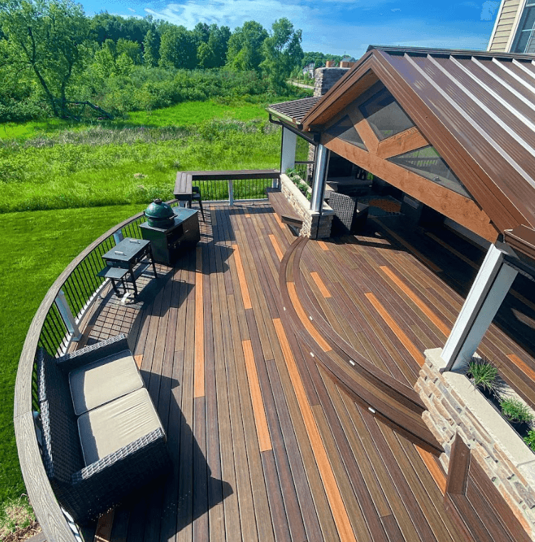 photo of a curved deck with curved deck railing