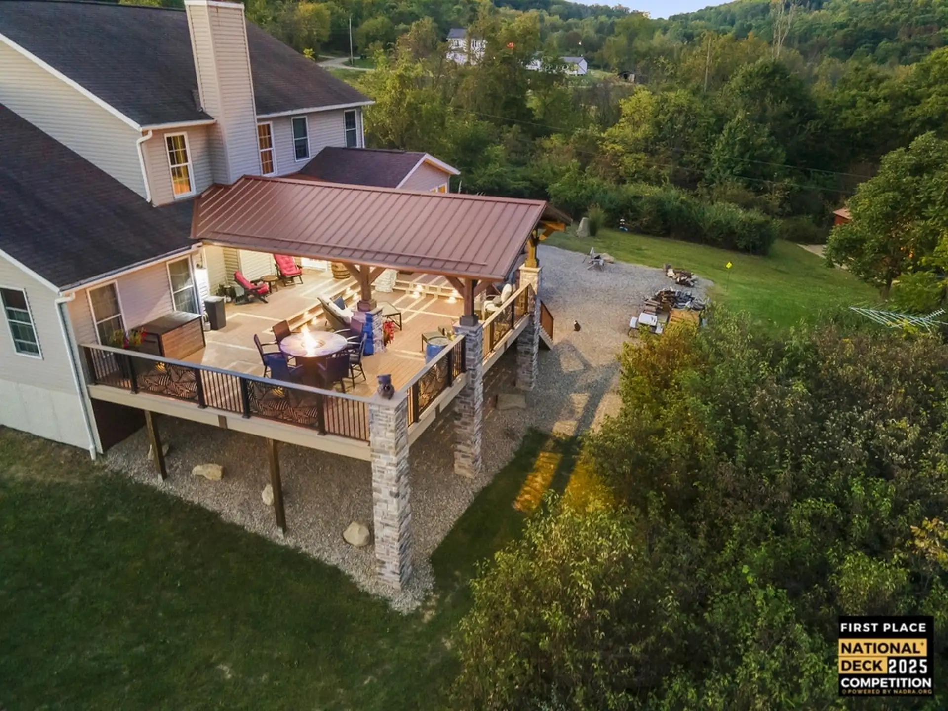 Read more about the article Screened Porch vs Deck: Which Is Right for You?